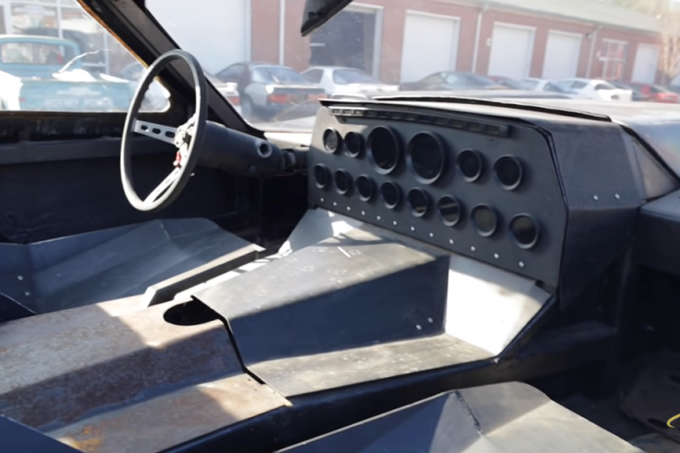 Mọi thứ đều được chế tạo thủ công - từ các tấm ốp thân vỏ bằng sợi thủy tinh dày cho đến ghế ngồi và hệ thống ống xả. Bên trong, chiếc xe có một dãy nút trên trần để điều khiển một loạt các chức năng như bơm nhiên liệu, đèn, đánh lửa...