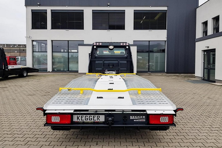 Khu vực sàn nâng còn được bố trí các thanh kim loại sơn vàng đặt ngang nhằm cố định vị trí của chiếc xe khi di chuyển. Phần đuôi xe có thiết kế tương đối đơn giản với cụm đèn hậu LED hình hộp, bộ khuếch tán màu đen và cụm ống xả kép hình chữ nhật thường thấy trên các dòng xe Mercedes-AMG.