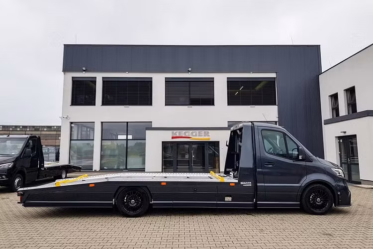 “Trái tim” của xe là khối động cơ dầu V6 3.0L sản sinh công suất tối đa 190 mã lực và momen xoắn cực đại 440 Nm. Đi kèm là hộp số tự động 7 cấp và hệ dẫn động cầu sau. Giá bán cũng như thời điểm xe về nước hiện chưa được công bố. Tại thị trường châu Âu, giá xe Mercedes-Benz Sprinter được rao bán khoảng 147.000 USD (3,34 tỷ đồng).