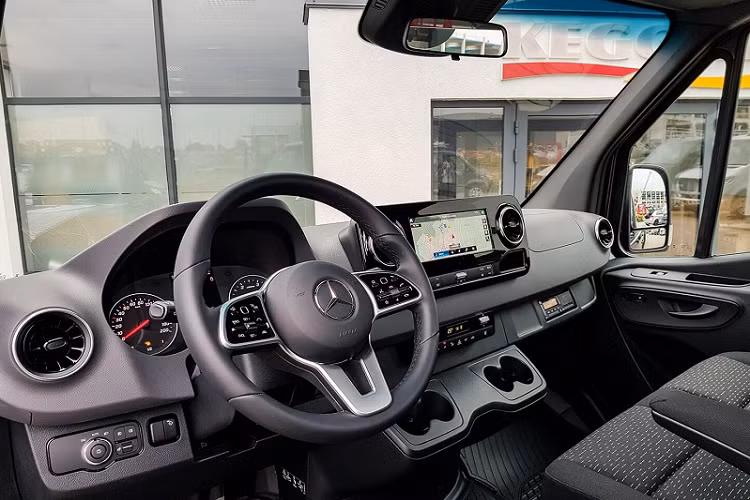Bên trong khoang cabin vẫn là các dấu hiệu thiết kế đặc trưng từ Mercedes-Benz bao gồm vô lăng bọc da, màn hình thông tin giải trí trung tâm đặt nổi, cửa gió điều hòa dạng tuabin máy bay, màn hình nhỏ nằm ở cụm công cụ kỹ thuật số,...