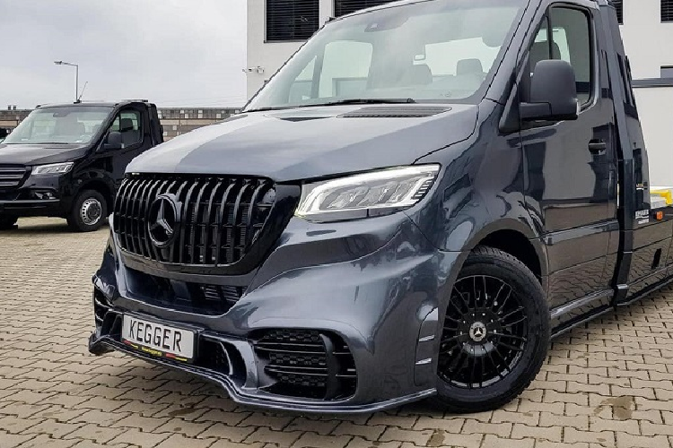 Là một chiếc xe cứu hộ nên phần thân sau của chiếc Mercedes-Benz Sprinter này được kéo dài và nâng cấp thêm các thanh ray kim loại để phục vụ việc chuyên chở ô tô. Mâm xe là loại hợp kim đa chấu cỡ 18 inch với lớp sơn hoàn thiện màu đen đầy mạnh mẽ. Ngoài phần cabin đơn với cấu hình 3 chỗ ngồi, Kegger đã tinh chỉnh lại kích thước phần thân sau để đảm bảo những chiếc siêu xe gầm thấp vẫn có thể di chuyển lên xuống một cách dễ dàng.