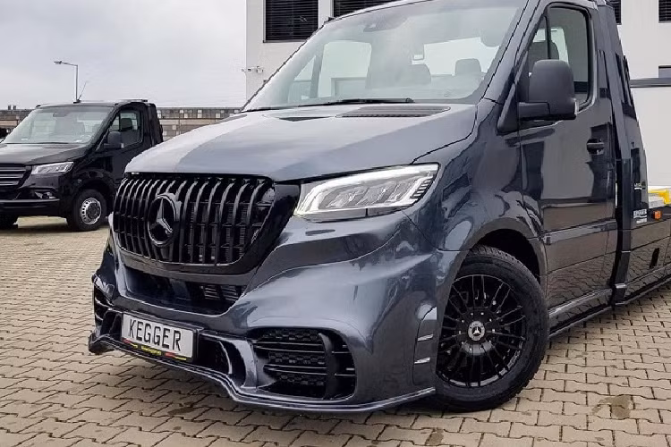 Là một chiếc xe cứu hộ nên phần thân sau của chiếc Mercedes-Benz Sprinter này được kéo dài và nâng cấp thêm các thanh ray kim loại để phục vụ việc chuyên chở ô tô. Mâm xe là loại hợp kim đa chấu cỡ 18 inch với lớp sơn hoàn thiện màu đen đầy mạnh mẽ. Ngoài phần cabin đơn với cấu hình 3 chỗ ngồi, Kegger đã tinh chỉnh lại kích thước phần thân sau để đảm bảo những chiếc siêu xe gầm thấp vẫn có thể di chuyển lên xuống một cách dễ dàng.