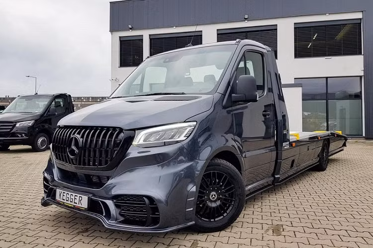 Thông tin về mẫu xe cứu hộ Mercedes-Benz Sprinter đầu kéo sắp về nước được xác nhận bởi một doanh nghiệp tư nhân chuyên nhập khẩu siêu xe có tiếng tại Sài Gòn. Theo đó, chiếc xe sẽ được doanh nghiệp này sử dụng để phục vụ nhu cầu vận chuyển siêu xe, xe siêu sang cho khách hàng
