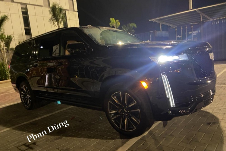 Doanh nhân thẩm mỹ đình đám Sài Gòn - đại gia Hoàng Kim Khánh chỉ mới nổi lên trong giới siêu xe trong gần 5 năm nay nhưng nói về độ chịu chơi và bộ sưu tập xe không thua kém bất kỳ người nào tại dải đất hình chữ S và có khi còn khiến không ít đại gia Đông Nam Á nể về độ sành và chịu chi hầu bao của mình. 