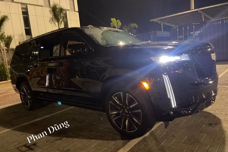 Doanh nhân thẩm mỹ đình đám Sài Gòn - đại gia Hoàng Kim Khánh chỉ mới nổi lên trong giới siêu xe trong gần 5 năm nay nhưng nói về độ chịu chơi và bộ sưu tập xe không thua kém bất kỳ người nào tại dải đất hình chữ S và có khi còn khiến không ít đại gia Đông Nam Á nể về độ sành và chịu chi hầu bao của mình. 