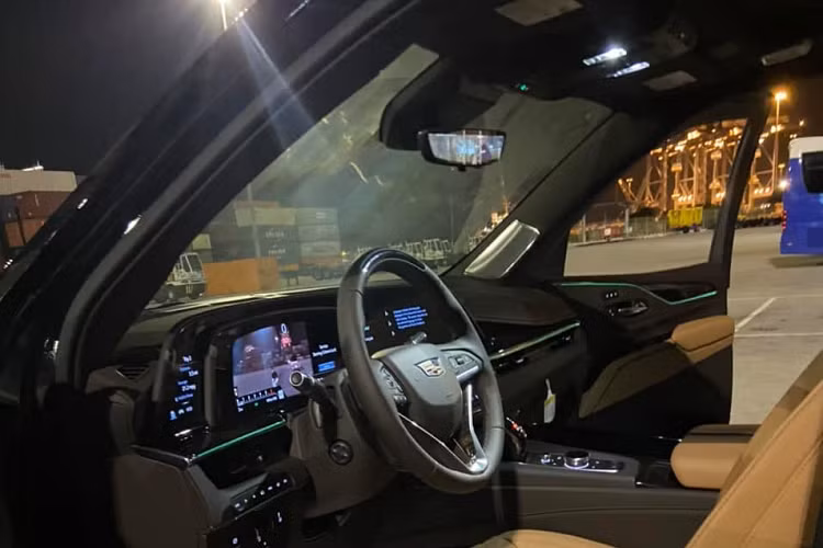 Chiếc xe SUV hạng sang cỡ lớn Cadillac Escalade ESV Sport mới được đại gia ngành thẩm mỹ bỏ ra hơn 11,5 tỷ đồng rước về garage để vợ có xe đi du lịch sở hữu ngoại thất tông màu đen, màu sắc gần như chưa có "xế hộp" nào trong bộ sưu tập xe Hoàng Kim Khánh mang trên mình. 