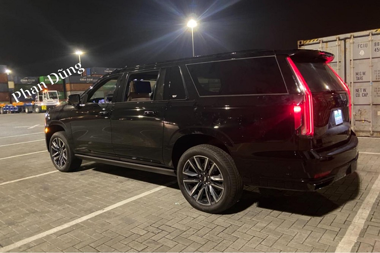 Cung cấp sức mạnh cho xe Cadillac Escalade ESV Sport của Hoàng Kim Khánh cùng vợ thoải mái đi "phượt" khắp Việt Nam là khối động cơ xăng V8, dung tích 6.2 lít, tăng áp, sản sinh ra công suất tối đa 420 mã lực và mô-men xoắn cực đại 623 Nm. Trái tim này sẽ đồng hành cũng hộp số tự động 10 cấp và hệ truyền động 4 bánh toàn thời gian... 