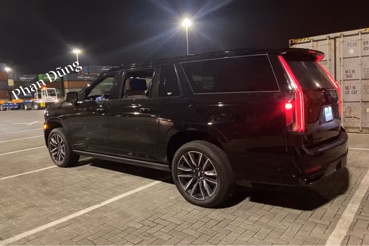 Cung cấp sức mạnh cho xe Cadillac Escalade ESV Sport của Hoàng Kim Khánh cùng vợ thoải mái đi "phượt" khắp Việt Nam là khối động cơ xăng V8, dung tích 6.2 lít, tăng áp, sản sinh ra công suất tối đa 420 mã lực và mô-men xoắn cực đại 623 Nm. Trái tim này sẽ đồng hành cũng hộp số tự động 10 cấp và hệ truyền động 4 bánh toàn thời gian... 