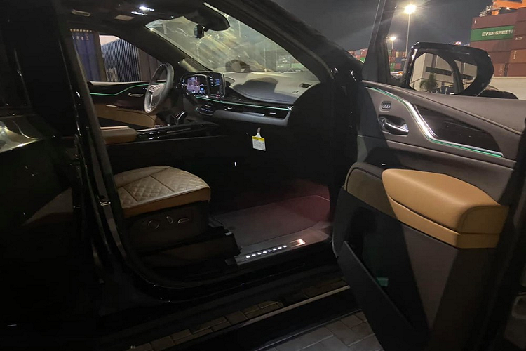 Xe có 3 hàng ghế với khoảng duỗi chân ở hàng ghế thứ 3 tăng lên 886 mm, được cho rộng nhất phân khúc, đi kèm là thể tích khoang hành lý tăng 68% lên 722 lít. Hệ thống âm thanh AKG 36 loa sẽ đi kèm 3 âm ly, tạo ra âm thanh ở 28 kênh trên chiếc xe Cadillac Escalade ESV Sport của Hoàng Kim Khánh mới mua. 
