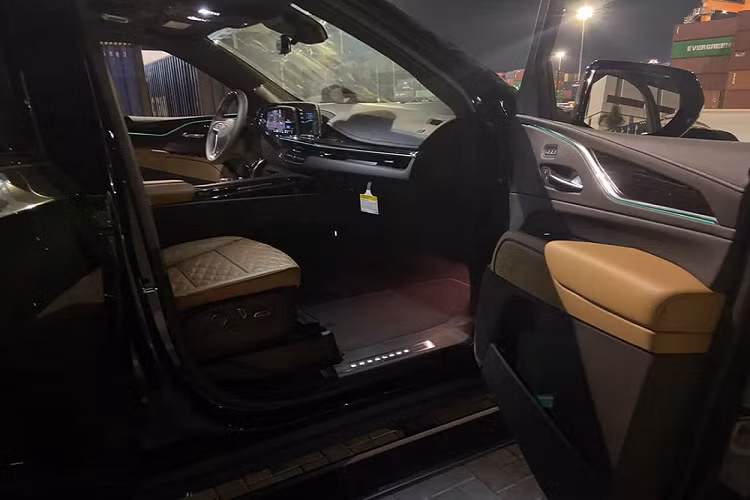 Xe có 3 hàng ghế với khoảng duỗi chân ở hàng ghế thứ 3 tăng lên 886 mm, được cho rộng nhất phân khúc, đi kèm là thể tích khoang hành lý tăng 68% lên 722 lít. Hệ thống âm thanh AKG 36 loa sẽ đi kèm 3 âm ly, tạo ra âm thanh ở 28 kênh trên chiếc xe Cadillac Escalade ESV Sport của Hoàng Kim Khánh mới mua. 