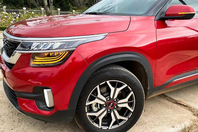 Chiếc Kia Seltos đang ráo bán trong bài viết này thuộc phiên bản Premium 1.4L Turbo cao cấp nhất. Mẫu xe này có giá bán niêm yết 719 triệu đồng, giá lăn bánh của phiên bản này rơi vào khoảng 800 triệu đồng đối với các tỉnh và khoảng 820 triệu đồng nếu đăng ký ở TP. HCM. Đấy là chưa kể các chi phí khác như đồ chơi đi kèm và chi phí bảo hiểm.