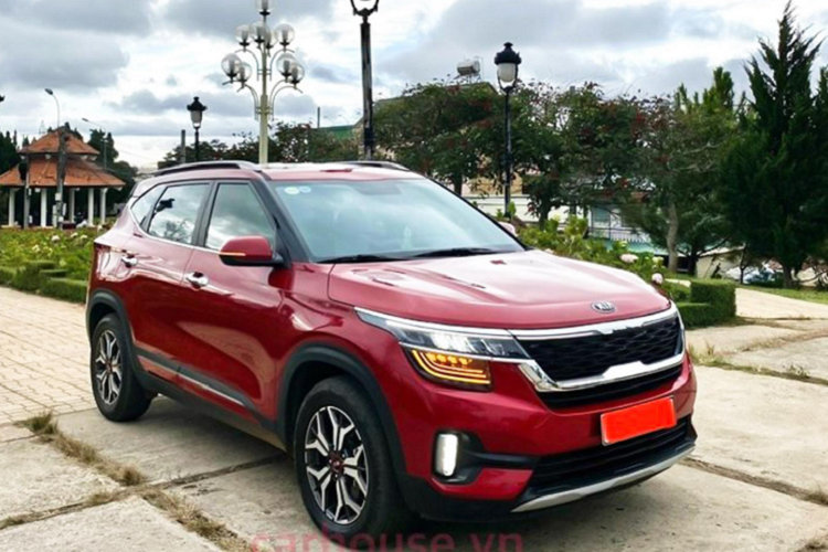 Hơn nữa, Kia Việt Nam đã thông báo tạm ngừng đặt cọc cho Seltos, vì số lượng đặt hàng cho mẫu xe này khá nhiều, đơn vị sản xuất chưa đáp ứng được hết. Chính vì thế, mẫu xe Kia Seltos chạy lướt đã qua sử dụng này trở thành một lựa chọn lý tưởng dành cho khách mua xe để không phải mất thời gian chờ đợi. Bên cạnh đó, khách mua xe còn tiết kiệm được kha khá chi phí lăn bánh.