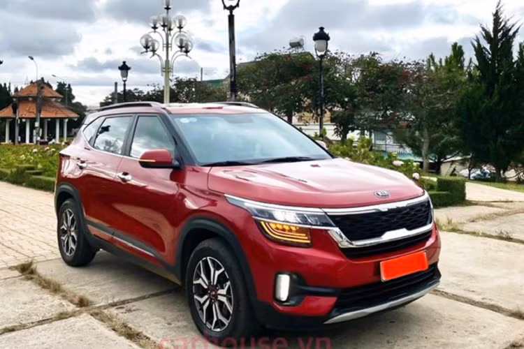 Hơn nữa, Kia Việt Nam đã thông báo tạm ngừng đặt cọc cho Seltos, vì số lượng đặt hàng cho mẫu xe này khá nhiều, đơn vị sản xuất chưa đáp ứng được hết. Chính vì thế, mẫu xe Kia Seltos chạy lướt đã qua sử dụng này trở thành một lựa chọn lý tưởng dành cho khách mua xe để không phải mất thời gian chờ đợi. Bên cạnh đó, khách mua xe còn tiết kiệm được kha khá chi phí lăn bánh.