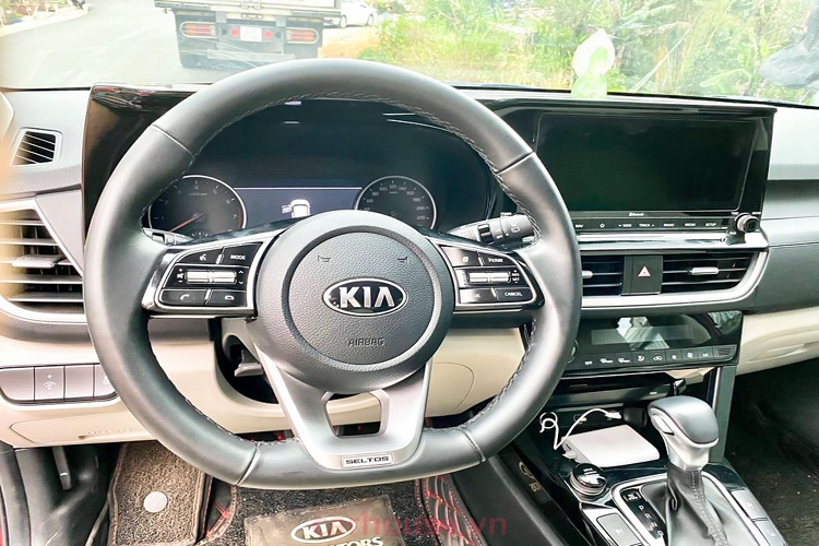 Được biết, chủ chiếc Seltos này đang chào bán với giá 777 triệu đồng. Vì là xe “Hot” và đang khan hàng, nên chủ xe Kia Seltos này đã tự tin chào giá cao, để chịu “lỗ” ít. Có thể thấy, mức giá 777 triệu đồng có thể coi là khá cao, chênh lệch ít so với giá lăn bánh xe mới.