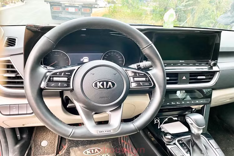 Được biết, chủ chiếc Seltos này đang chào bán với giá 777 triệu đồng. Vì là xe “Hot” và đang khan hàng, nên chủ xe Kia Seltos này đã tự tin chào giá cao, để chịu “lỗ” ít. Có thể thấy, mức giá 777 triệu đồng có thể coi là khá cao, chênh lệch ít so với giá lăn bánh xe mới.