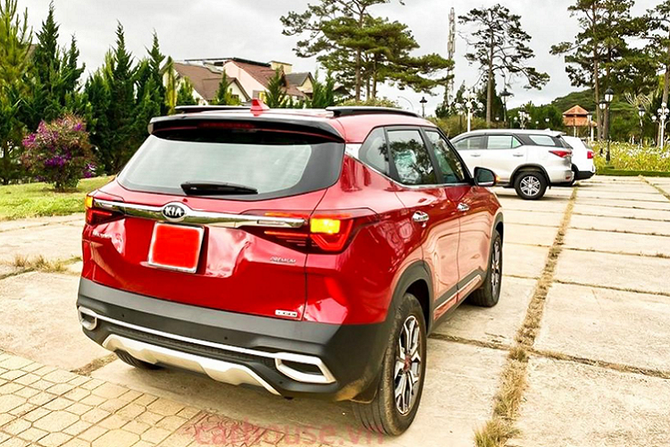 Từ lúc ra mắt cho đến nay, một số mẫu xe Kia Seltos trong lô đầu đã bị người dùng phàn nàn về các lỗi như dột nước và hộp số ly hợp kéo 7 cấp bị quá nhiệt khi vận hành ở đô thị. Tuy nhiên, Kia Việt Nam đã ghi nhận tình trạng này và đã có hướng khắc phục. Trong năm 2021, Kia Seltos chắc chắn sẽ “làm nên chuyện” trong phân khúc CUV hạng B tại thị trường Việt. Sự xuất hiện của Seltos sẽ “đe doạ” vị thế bán chạy hàng đầu phân khúc của Hyundai Kona đã thiết lập trước đó, đồng thời đẩy mẫu xe “mở màn phân khúc” nhưng đã nguội lạnh – Ford EcoSport vào thế khó hơn.