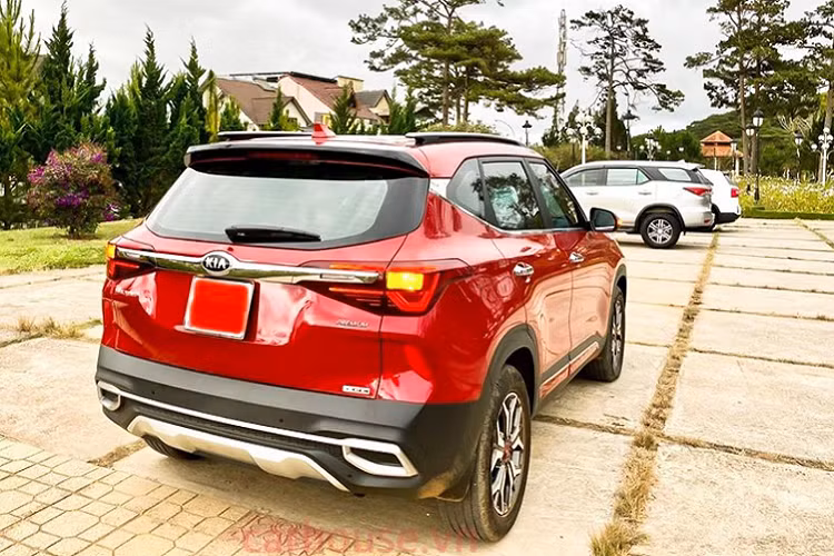 Từ lúc ra mắt cho đến nay, một số mẫu xe Kia Seltos trong lô đầu đã bị người dùng phàn nàn về các lỗi như dột nước và hộp số ly hợp kéo 7 cấp bị quá nhiệt khi vận hành ở đô thị. Tuy nhiên, Kia Việt Nam đã ghi nhận tình trạng này và đã có hướng khắc phục. Trong năm 2021, Kia Seltos chắc chắn sẽ “làm nên chuyện” trong phân khúc CUV hạng B tại thị trường Việt. Sự xuất hiện của Seltos sẽ “đe doạ” vị thế bán chạy hàng đầu phân khúc của Hyundai Kona đã thiết lập trước đó, đồng thời đẩy mẫu xe “mở màn phân khúc” nhưng đã nguội lạnh – Ford EcoSport vào thế khó hơn.