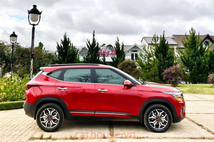 Chiếc Kia Seltos phiên bản 1.4L Premium này sử dụng động cơ 4 cyl thẳng hàng dung tích 1.4L tăng áp cho công suất tối đa 138 mã lực tại 6.000 vòng/phút và mô-men xoắn cực đại 242Nm đạt được trong dải vòng tua từ 1.500 – 3.200 vòng/phút. Sức mạnh được truyền xuống cầu trước (FWD), thông qua hộp số tự động ly hợp kép 7 cấp (Tiêu Chuẩn). Xe đi kèm 3 chế độ lái và 3 chế độ kiểm soát lực kéo (SNOW, MUD, SAND) là trang bị Tiêu Chuẩn.