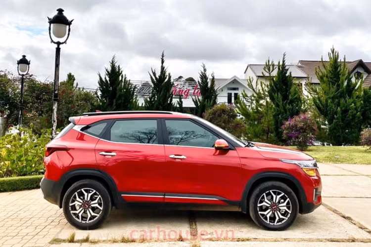 Chiếc Kia Seltos phiên bản 1.4L Premium này sử dụng động cơ 4 cyl thẳng hàng dung tích 1.4L tăng áp cho công suất tối đa 138 mã lực tại 6.000 vòng/phút và mô-men xoắn cực đại 242Nm đạt được trong dải vòng tua từ 1.500 – 3.200 vòng/phút. Sức mạnh được truyền xuống cầu trước (FWD), thông qua hộp số tự động ly hợp kép 7 cấp (Tiêu Chuẩn). Xe đi kèm 3 chế độ lái và 3 chế độ kiểm soát lực kéo (SNOW, MUD, SAND) là trang bị Tiêu Chuẩn.