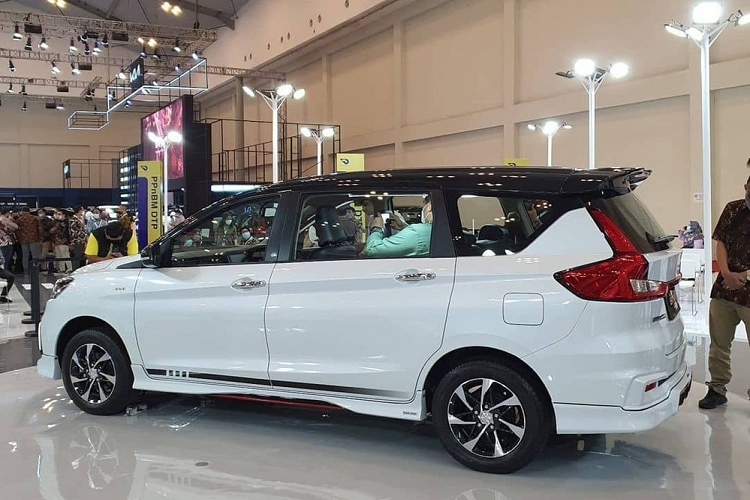 Ertiga Sport FF 2022 có chiều cao gầm 180 mm, so với những đối thủ như Honda BR-V và Mitsubishi Xpander 2022 vốn có chiều cao gầm 220 mm, mẫu MPV này vẫn bị yếu thế. Tại thị trường Indonesia, mẫu MPV này có 2 bản trang bị là MT và AT. Giá xe Suzuki Ertiga bản Sport FF mới dao động từ 258 - 268 triệu Rupiah (khoảng 410 - 426 triệu đồng). Hãng Suzuki dự định chỉ sản xuất đúng 125 chiếc Ertiga Sport FF 2022 cho thị trường Indonesia.