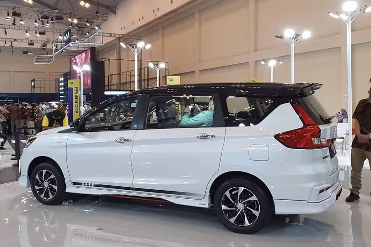 Ertiga Sport FF 2022 có chiều cao gầm 180 mm, so với những đối thủ như Honda BR-V và Mitsubishi Xpander 2022 vốn có chiều cao gầm 220 mm, mẫu MPV này vẫn bị yếu thế. Tại thị trường Indonesia, mẫu MPV này có 2 bản trang bị là MT và AT. Giá xe Suzuki Ertiga bản Sport FF mới dao động từ 258 - 268 triệu Rupiah (khoảng 410 - 426 triệu đồng). Hãng Suzuki dự định chỉ sản xuất đúng 125 chiếc Ertiga Sport FF 2022 cho thị trường Indonesia.