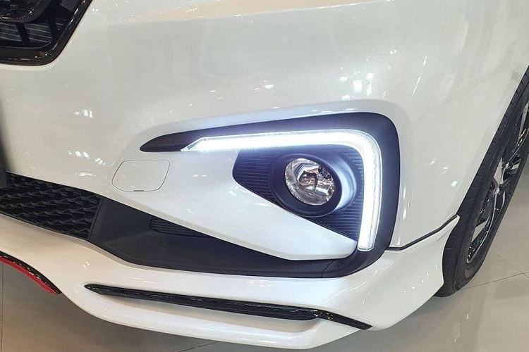 So với bản thường, mẫu xe MPV Suzuki Ertiga Sport FF 2022 có khá nhiều điểm khác biệt trong thiết kế như sơn ngoại thất phối 2 màu thời thượng hơn. Trong khi đó, cánh lướt gió trước, bên sườn và phía sau khiến Suzuki Ertiga Sport FF 2022 trông thể thao, hầm hố hơn.