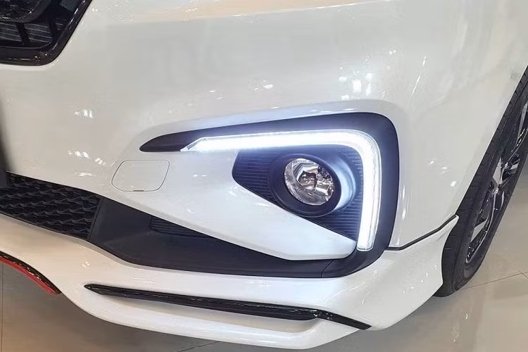 So với bản thường, mẫu xe MPV Suzuki Ertiga Sport FF 2022 có khá nhiều điểm khác biệt trong thiết kế như sơn ngoại thất phối 2 màu thời thượng hơn. Trong khi đó, cánh lướt gió trước, bên sườn và phía sau khiến Suzuki Ertiga Sport FF 2022 trông thể thao, hầm hố hơn.