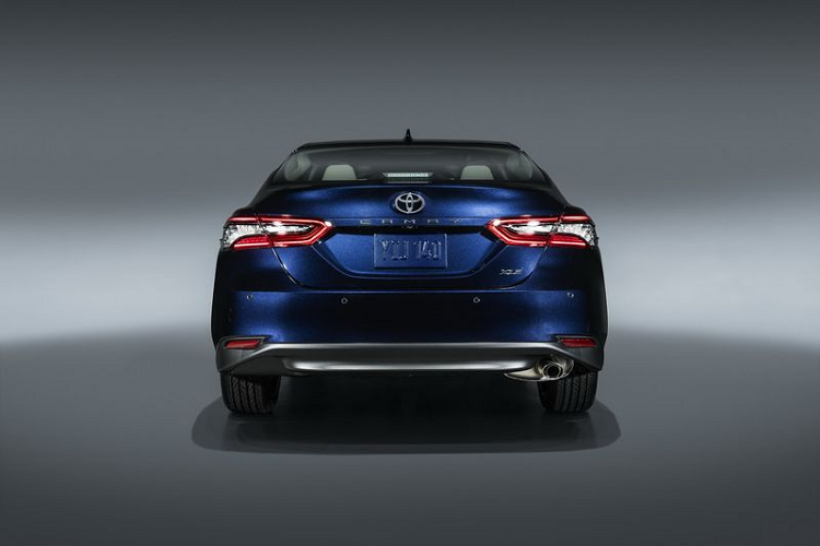 Không rõ phiên bản Camry 2021 tại Việt Nam có được cung cấp gói toàn Safety Sense 2.5+ như bản Mỹ hay không, gói này bổ sung tính năng hỗ trợ phanh tự động có phát hiện người đi bộ ban đêm và tính năng trợ lái khẩn cấp.