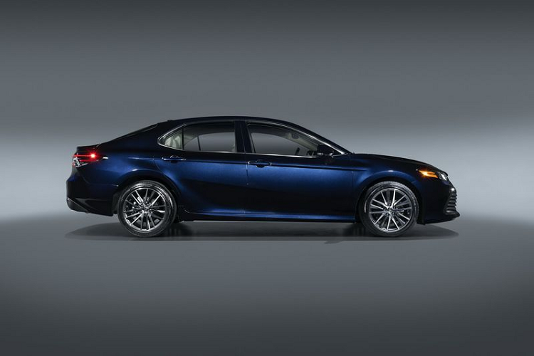 Di chuyển vào bên trong, nội thất Camry 2021 được làm mới với màn hình trung tâm đặt nổi hẳn lên trên, phiên bản phân phối tại Việt Nam sẽ có cả cửa sổ trời. Xe vẫn sẽ có màn hình 7 inch trong cụm đồng hồ đo, điều hòa tự động 3 vùng, hệ thống âm thanh JBL, phanh đỗ điện tử...