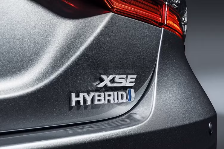 Thông tin đáng chú ý hơn là Toyota Camry 2021 sẽ đánh dấu sự xuất hiện lần đầu tiên của phiên bản thể thao XSE tại Việt Nam. Camry XSE có diện mạo hầm hố hơn với lưới tản nhiệt lớn, các miếng ốp tạo sự cơ bắp, cản sau mở rộng có thêm vây gió khí động học và ống xả kép.