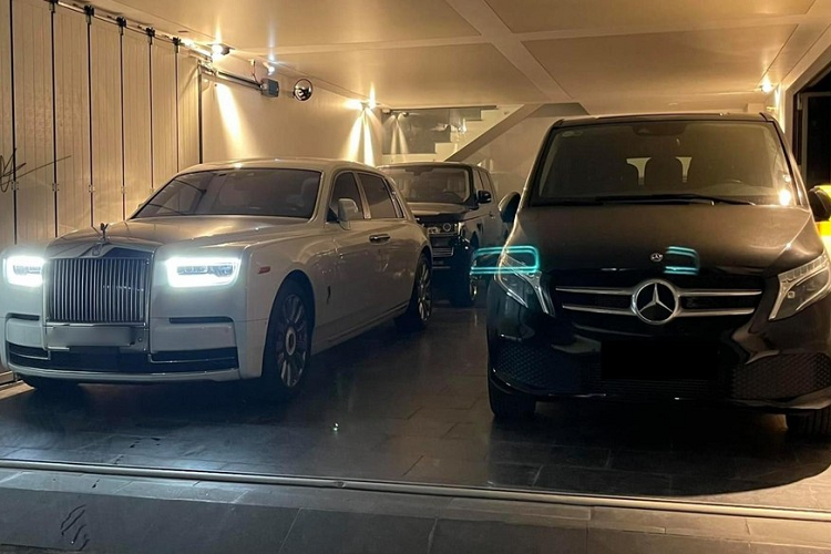 Khá thú vị là 1 trong 2 chiếc xe siêu sang Rolls-Royce Phantom xuất hiện trong garage này thuộc phiên bản siêu hiếm và siêu đắt đỏ là Rolls-Royce Phantom Tranquillity đặc biệt. Chỉ có 25 chiếc xe siêu sang Tranquillity được sản xuất trên toàn thế giới nhưng đã có ít nhất 2 chiếc xe xuất hiện tại Việt Nam đã thu hút không ít sự quan tâm của giới mê xe.