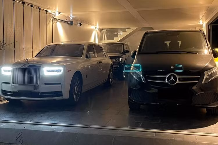 Khá thú vị là 1 trong 2 chiếc xe siêu sang Rolls-Royce Phantom xuất hiện trong garage này thuộc phiên bản siêu hiếm và siêu đắt đỏ là Rolls-Royce Phantom Tranquillity đặc biệt. Chỉ có 25 chiếc xe siêu sang Tranquillity được sản xuất trên toàn thế giới nhưng đã có ít nhất 2 chiếc xe xuất hiện tại Việt Nam đã thu hút không ít sự quan tâm của giới mê xe.