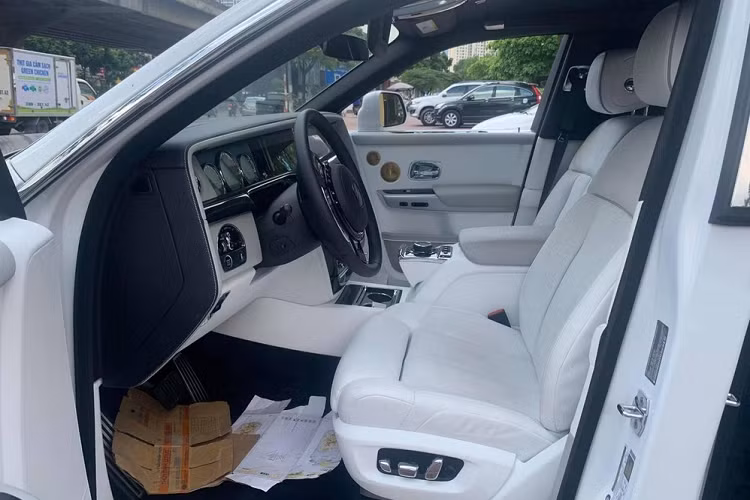 Rolls-Royce Phantom Tranquillity chỉ được sản xuất 25 chiếc trên toàn thế giới, trong garage này còn có 1 chiếc xe Range Rover và Mercedes-Benz V-Class Về chiếc xe siêu sang đắt tiền Rolls-Royce Phantom Tranquillity, đây là 1 dự án đặc biệt mà hãng xe Rolls-Royce đã cho ra mắt vào tháng 3 năm 2019 với cảm hứng thiết kế cũng các vật liệu từ tên lửa không gian Skylark của Anh, vệ tinh Voyager của NASA, vùng tối và sáng của mặt trăng hay đến cả các chi tiết mạ vàng lấp lánh.