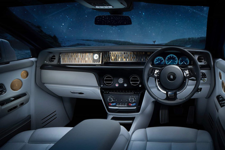 Điểm thú vị nhất trong khoang lái xe siêu sang Rolls-Royce Phantom Tranquillity chính là bộ điều khiển âm lượng còn được chế tạo từ thiên thạch Muonionalusta, hệ thống loa Bespoke Audio có màu vàng rất độc đáo và sang trọng.