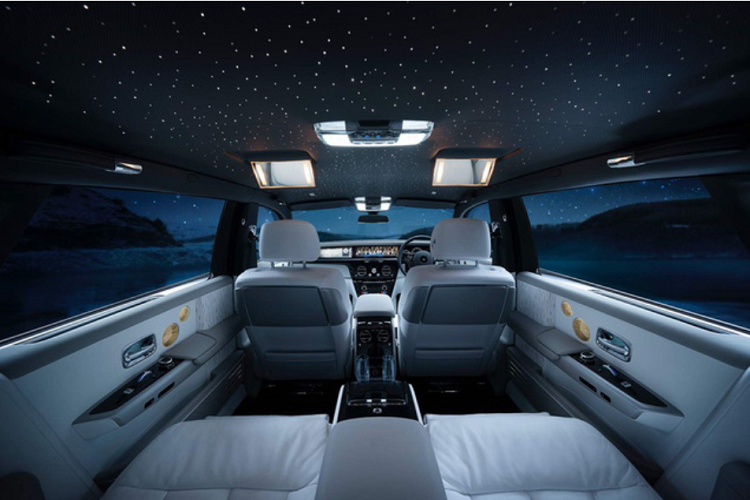 Mở cửa bước vào trong khoang lái, xe siêu sang Rolls-Royce Phantom Tranquillity của doanh nhân Sài thành có bậc cửa mang dòng chữ ý nghĩa đây là 1 trong 25 xe sản xuất thế giới, nội thất xe có chất liệu da Arctic White và Selby Grey kết hợp với nhau rất lôi cuốn bên cạnh đó là nhiều vật liệu đặc biệt như thép không gỉ, vàng 24k và hợp kim nhôm dùng trong không gian vũ trụ để tạo ra bảng điều khiển trung tâm độc đáo.