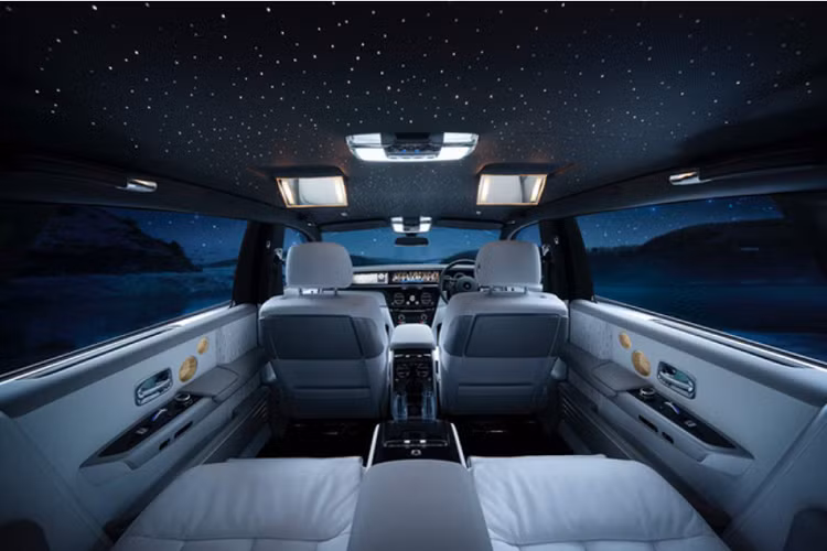 Mở cửa bước vào trong khoang lái, xe siêu sang Rolls-Royce Phantom Tranquillity của doanh nhân Sài thành có bậc cửa mang dòng chữ ý nghĩa đây là 1 trong 25 xe sản xuất thế giới, nội thất xe có chất liệu da Arctic White và Selby Grey kết hợp với nhau rất lôi cuốn bên cạnh đó là nhiều vật liệu đặc biệt như thép không gỉ, vàng 24k và hợp kim nhôm dùng trong không gian vũ trụ để tạo ra bảng điều khiển trung tâm độc đáo.