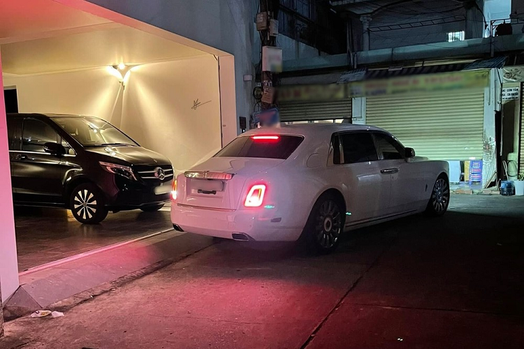 Rolls-Royce Phantom Tranquillity vẫn sử dụng khối động cơ V12, tăng áp kép, dung tích 6,75 lít, tạo ra công suất tối đa 563 mã lực, tăng thêm 110 mã lực so với thế hệ thứ 7 và mô-men xoắn cực đại đạt 900 Nm, tăng 180 Nm so với thế hệ cũ. Sức mạnh được truyền tới bánh thông qua hộp số tự động 8 cấp, nhờ đó, Rolls-Royce Phantom Tranquillity của doanh nhân Sài thành có thể tăng tốc từ vị trí xuất phát lên 100 km/h chỉ trong thời gian 5,3 giây, nhanh hơn 0,4 giây so với thế hệ cũ.