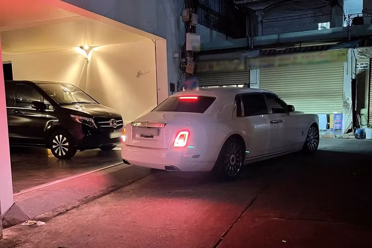 Rolls-Royce Phantom Tranquillity vẫn sử dụng khối động cơ V12, tăng áp kép, dung tích 6,75 lít, tạo ra công suất tối đa 563 mã lực, tăng thêm 110 mã lực so với thế hệ thứ 7 và mô-men xoắn cực đại đạt 900 Nm, tăng 180 Nm so với thế hệ cũ. Sức mạnh được truyền tới bánh thông qua hộp số tự động 8 cấp, nhờ đó, Rolls-Royce Phantom Tranquillity của doanh nhân Sài thành có thể tăng tốc từ vị trí xuất phát lên 100 km/h chỉ trong thời gian 5,3 giây, nhanh hơn 0,4 giây so với thế hệ cũ.