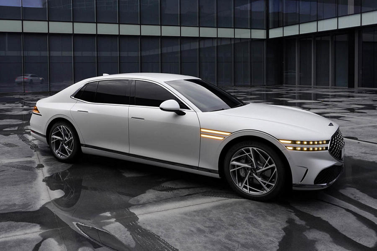 Ngoài ra, Genesis G90 2022 còn được đồn sẽ có phiên bản thuần điện giống GV70 EV đã ra mắt trong triển lãm Ô tô Quảng Châu 2021. Phiên bản chạy điện của Genesis G90 2022 sẽ đi kèm mô-tơ điện trên cả 2 cầu, tạo ra hệ dẫn động 4 bánh toàn thời gian. 2 mô-tơ điện này sản sinh công suất tổng cộng 489 mã lực và mô-men xoắn cực đại 700 Nm. Theo kế hoạch, Genesis sẽ bắt đầu nhận cọc của khách muốn mua G90 2022 ở thị trường Hàn Quốc từ tháng sau