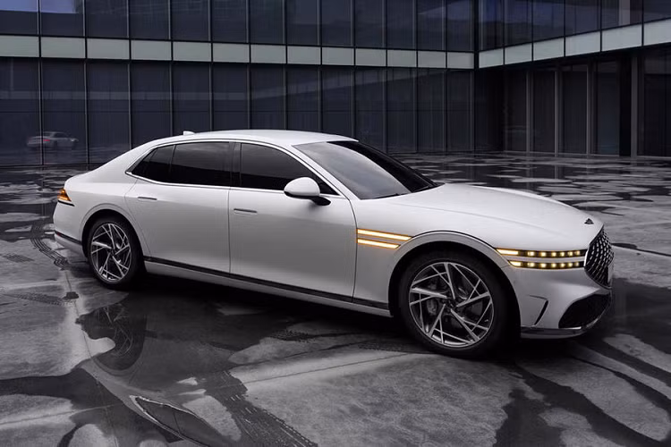 Ngoài ra, Genesis G90 2022 còn được đồn sẽ có phiên bản thuần điện giống GV70 EV đã ra mắt trong triển lãm Ô tô Quảng Châu 2021. Phiên bản chạy điện của Genesis G90 2022 sẽ đi kèm mô-tơ điện trên cả 2 cầu, tạo ra hệ dẫn động 4 bánh toàn thời gian. 2 mô-tơ điện này sản sinh công suất tổng cộng 489 mã lực và mô-men xoắn cực đại 700 Nm. Theo kế hoạch, Genesis sẽ bắt đầu nhận cọc của khách muốn mua G90 2022 ở thị trường Hàn Quốc từ tháng sau