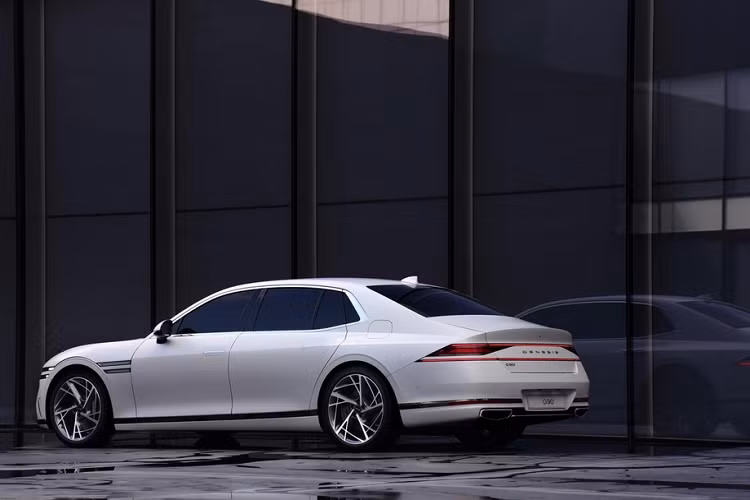 Nhìn từ bên sườn, chúng ta sẽ thấy 2 dải đèn LED báo rẽ phía sau chắn bùn trước và đường vai xe uốn cong mềm mại, chạy tới đèn hậu. Tiếp đến là tay nắm cửa có thể bật lên, thụt xuống nhằm tăng hiệu suất khí động lực học. Một điểm nhấn nữa ở sườn xe là viền cửa sổ mạ crôm hất lên ở cuối, nối với cột C.