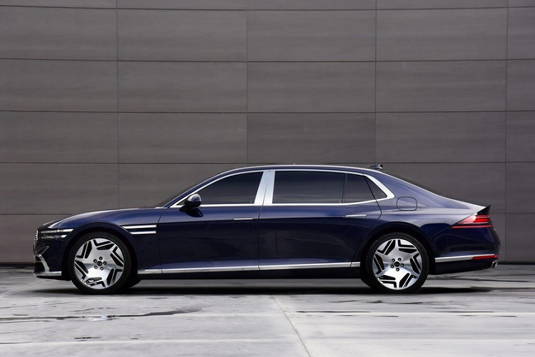 Theo một số nguồn tin, Genesis G90 2022 sẽ không dùng động cơ xăng V8, dung tích 5.0L như cũ. Thay vào đó, xe sẽ được trang bị động cơ xăng Smartstream V6, tăng áp, dung tích 3.5L nâng cấp giống các mẫu xe Genesis đời mới. Động cơ này tạo ra công suất tối đa 380 mã lực và mô-men xoắn cực đại 530 Nm. Trong khi đó, hộp số tự động 8 cấp và hệ dẫn động 4 bánh toàn thời gian tùy chọn dự kiến vẫn được giữ lại trên xe.