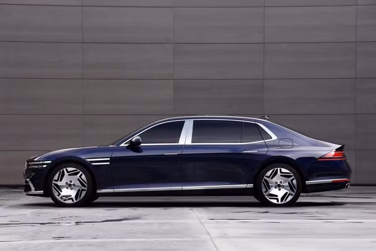 Theo một số nguồn tin, Genesis G90 2022 sẽ không dùng động cơ xăng V8, dung tích 5.0L như cũ. Thay vào đó, xe sẽ được trang bị động cơ xăng Smartstream V6, tăng áp, dung tích 3.5L nâng cấp giống các mẫu xe Genesis đời mới. Động cơ này tạo ra công suất tối đa 380 mã lực và mô-men xoắn cực đại 530 Nm. Trong khi đó, hộp số tự động 8 cấp và hệ dẫn động 4 bánh toàn thời gian tùy chọn dự kiến vẫn được giữ lại trên xe.