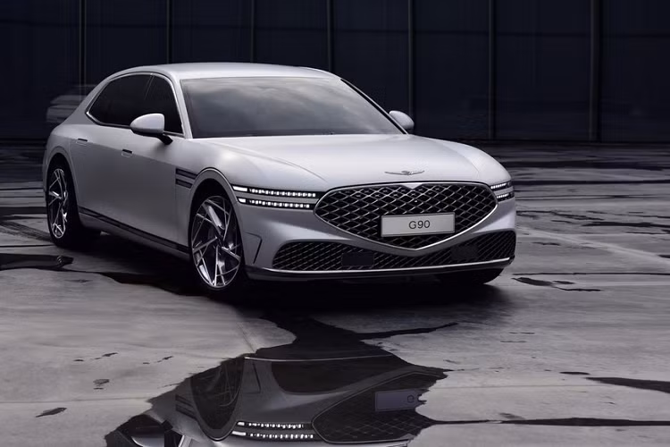Được áp dụng ngôn ngữ thiết kế Athletic Elegance của thương hiệu, Genesis G90 2022 mới tiếp tục mang trên mình lưới tản nhiệt hình chiếc khiên Crest Grille đặc trưng. Theo thương hiệu Hàn Quốc, lưới tản nhiệt này được thiết kế với cấu trúc đa lớp mới. Bên cạnh đó là cụm đèn pha Two-Line, đi kèm 2 dải nằm song song với nhau, và nắp ca-pô hình vỏ sò, tạo cảm giác liền lạc cho đầu xe.