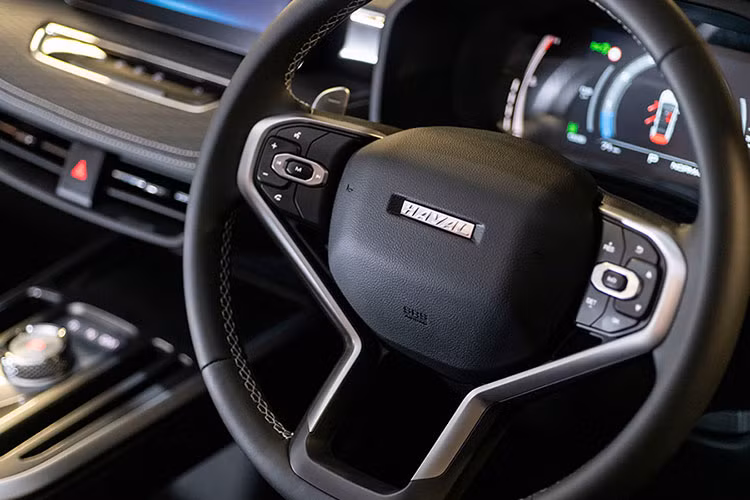 Bên trong xe, Haval Jolion được trang bị nội thất rộng rãi nhờ chiều dài cơ sở lớn và ghế bọc da với thiết kế thể thao. Hiện hãng Haval chưa công bố trang bị cụ thể của Jolion tại thị trường Thái Lan.