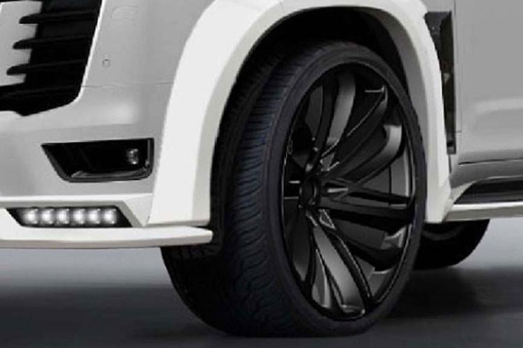 Cụ thể, bộ kit bao gồm líp trước mới trông vuông vắn hơn, tấm bảo vệ gầm mạnh mẽ, đèn ngày LED 6 điểm mới và chữ Toyota trên lưới tản nhiệt được thay thế bằng dòng chữ Liberty Walk.