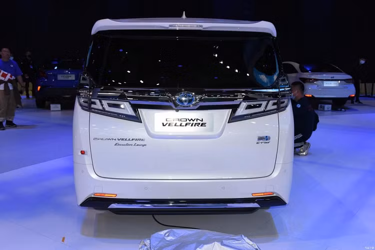 Về ngoại hình, mẫu xe mới sẽ áp dụng phong cách thiết kế khác biệt với Alphard. Hình dáng tổng thể của Crown Vellfire trông có phần thể thao hơn, lưới tản nhiệt phía trước có các dải crôm trang trí đẹp mắt, còn đèn pha ở hai bên lại áp dụng thiết kế tách rời. Phía đầu xe mang logo hình “vương miện” phù hợp tên thương hiệu Crown và thể hiện đúng địa vị của mẫu xe này, và góc dưới hai bên là hai hốc gió lớn trông cực kỳ hầm hố để tạo ấn tượng thị giác cho người nhìn.