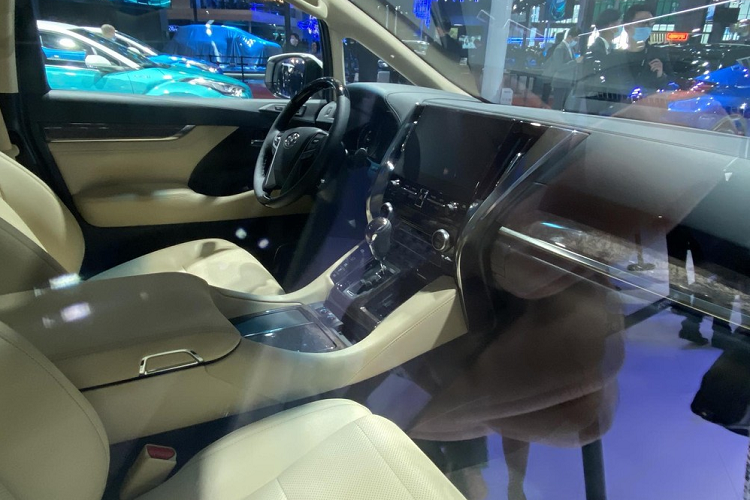 Cả ba phiên bản đều có trang bị hệ truyền động hybrid với một động cơ dung tích 2.5 lít, sản sinh công suất tối đa 163 mã lực phối hợp với một hộp số CVT. Mẫu minivan 3 hàng ghế này là sản phẩm mang nhãn hiệu Toyota đắt nhất tại thị trường Trung Quốc và nó vẫn giữ lại logo Toyota trên vô lăng trong khi Crown Kluger lại có một logo đặc trưng khác biệt.