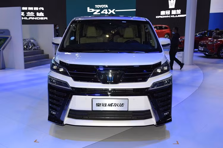 Nếu mẫu xe MPV Toyota Crown Vellfire khiến bạn thấy lạ lẫm hoàn toàn, vậy thì có thể Alphard được sản xuất bởi liên doanh GAC-Toyota sẽ khiến bạn nhớ ra điều gì đó bởi chúng cơ bản là cùng một mẫu nhưng với phong cách ngoại thất khác nhau một chút. Theo thông báo của nhà sản xuất, Crown Vellfire sẽ được bán độc quyền ở thị trường Trung Quốc cùng với người anh em Crown Kluger