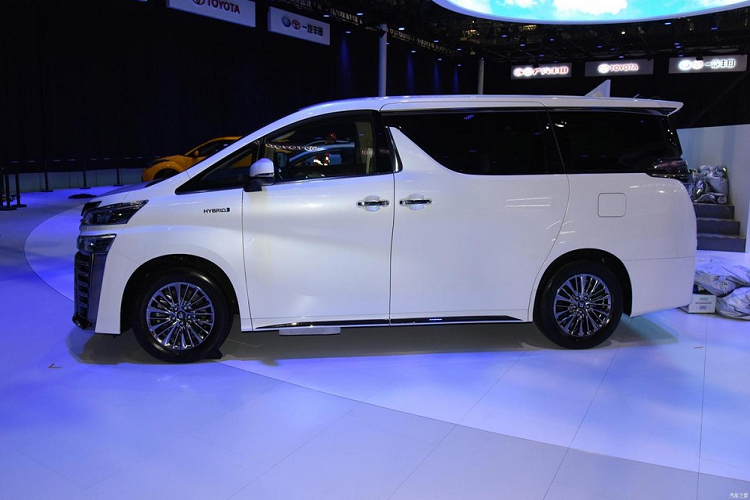 Cụm điều khiển trung tâm vẫn giữ lại một số nút bấm và núm xoay kiểu truyền thống, nhưng không vì thế mà mất đi vẻ sang trọng. Trên phương diện công nghệ, mẫu minivan cao cấp này được trang bị thêm nhiều chức năng hỗ trợ lái xe an toàn, bao gồm hệ thống cảnh báo sớm va chạm trước phía với chức năng phát hiện người đi bộ, hỗ trợ nhận dạng biển báo hiệu, cảnh báo chệch làn đường, tự động chuyển đèn pha xa, hệ thống kiểm soát hành trình thích nghi, và nhiều thứ khác nữa.